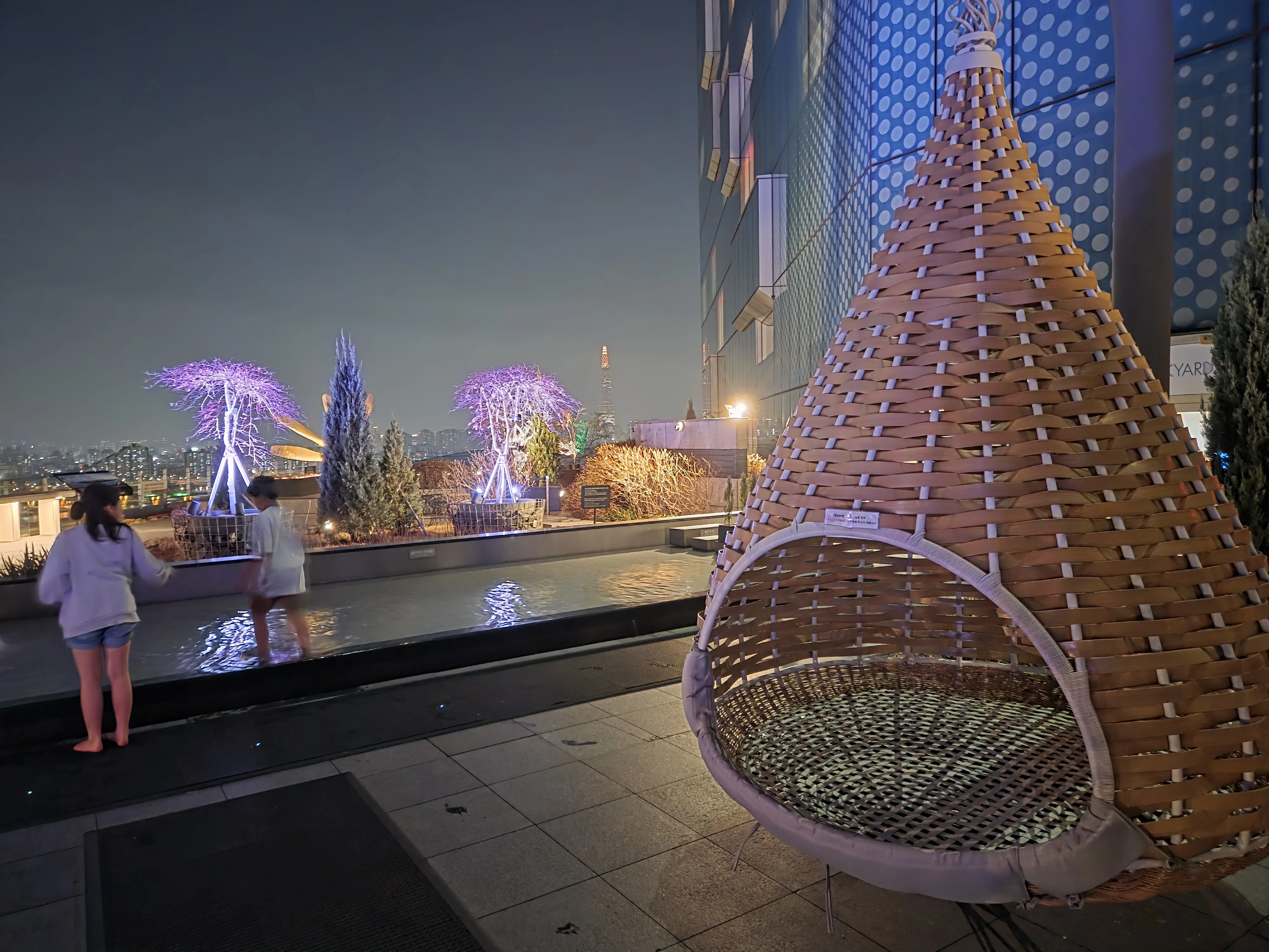 스카이야드 야경 보라색 LED 나무 풋배스 바구니 스윙체어