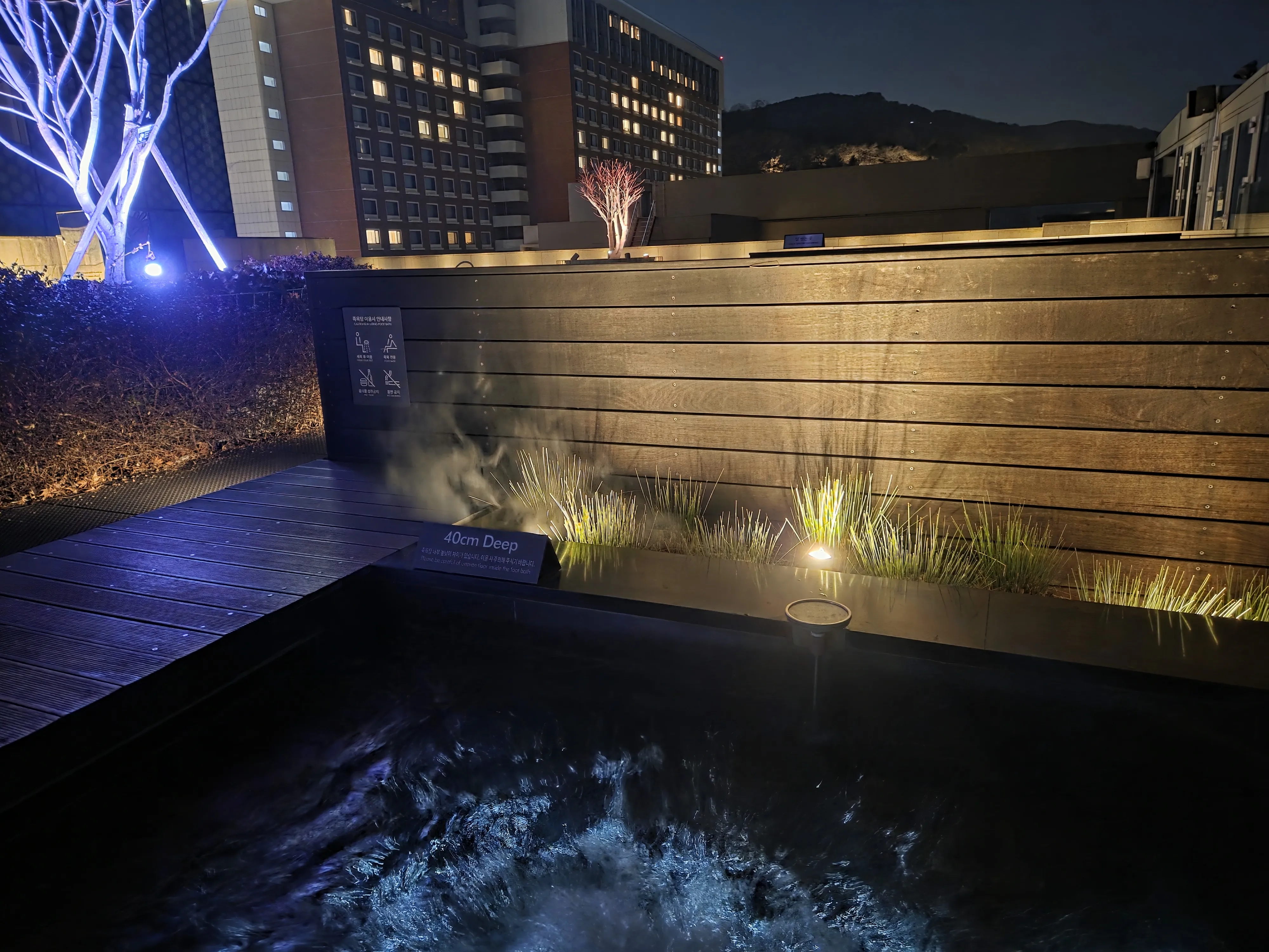 풋배스 클로즈업 김이 나는 온수와 우드 데크