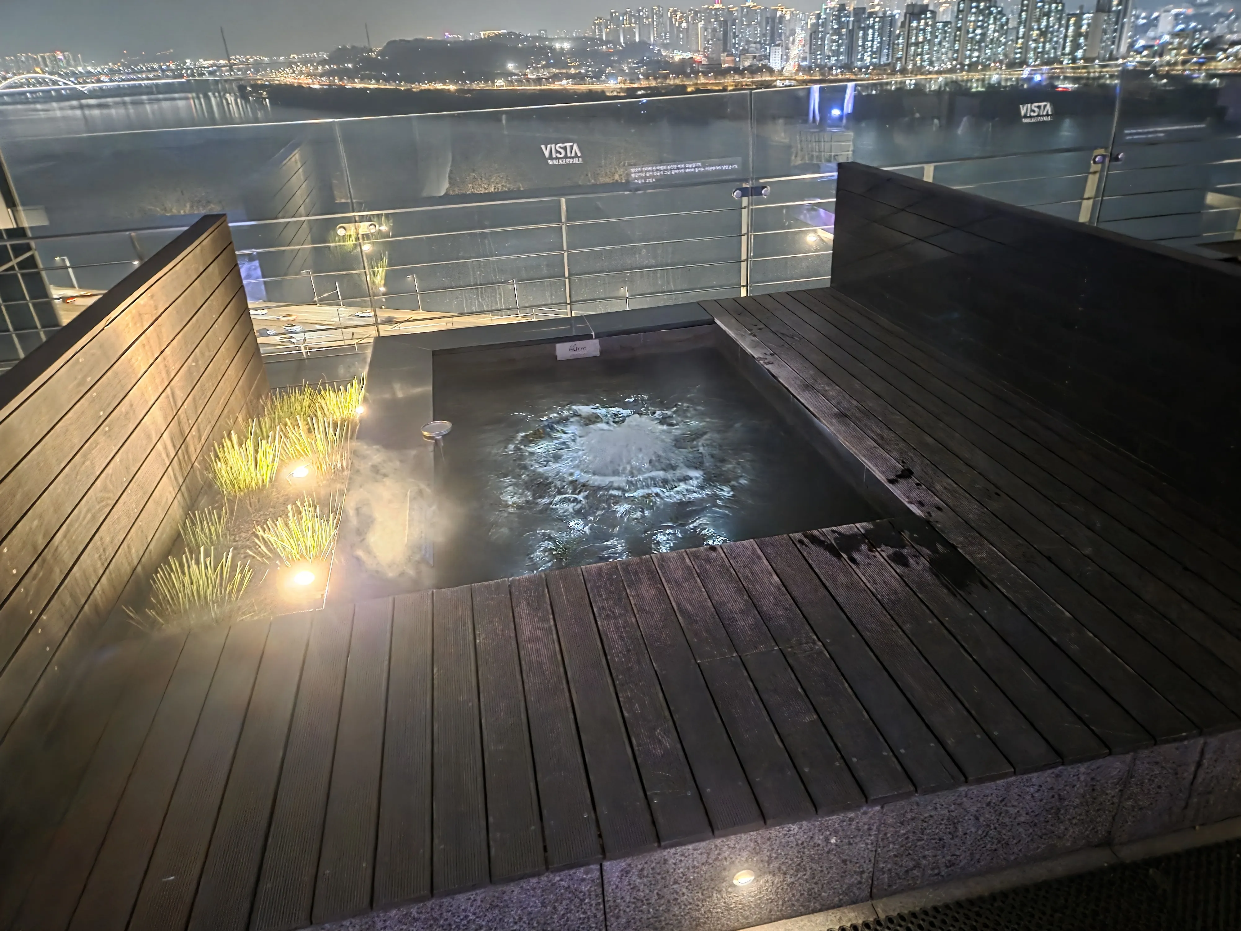 풋배스에서 바라본 한강 야경과 VISTA 사인