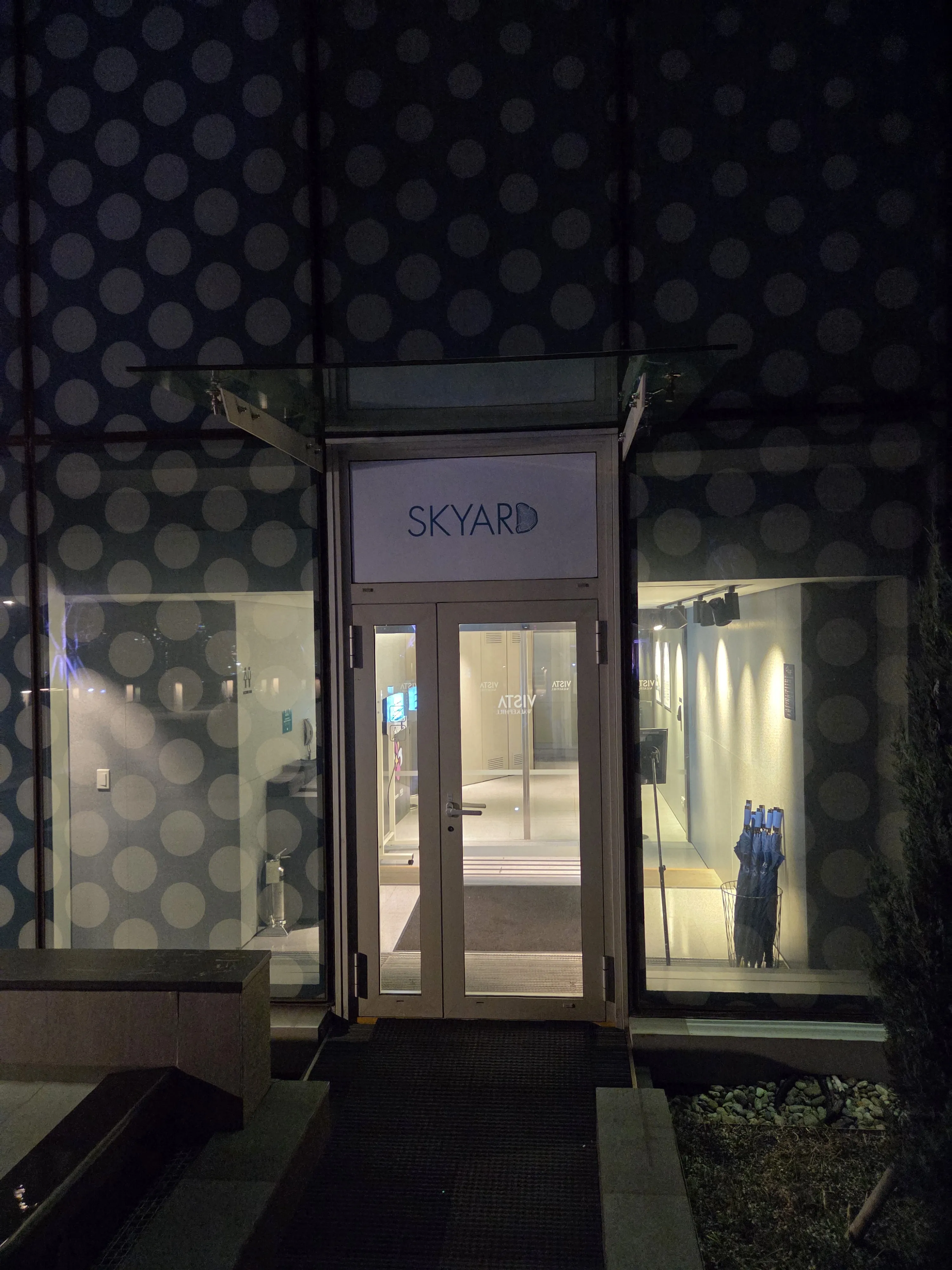 스카이야드 입구 SKYYARD 사인 도트 패턴 벽면