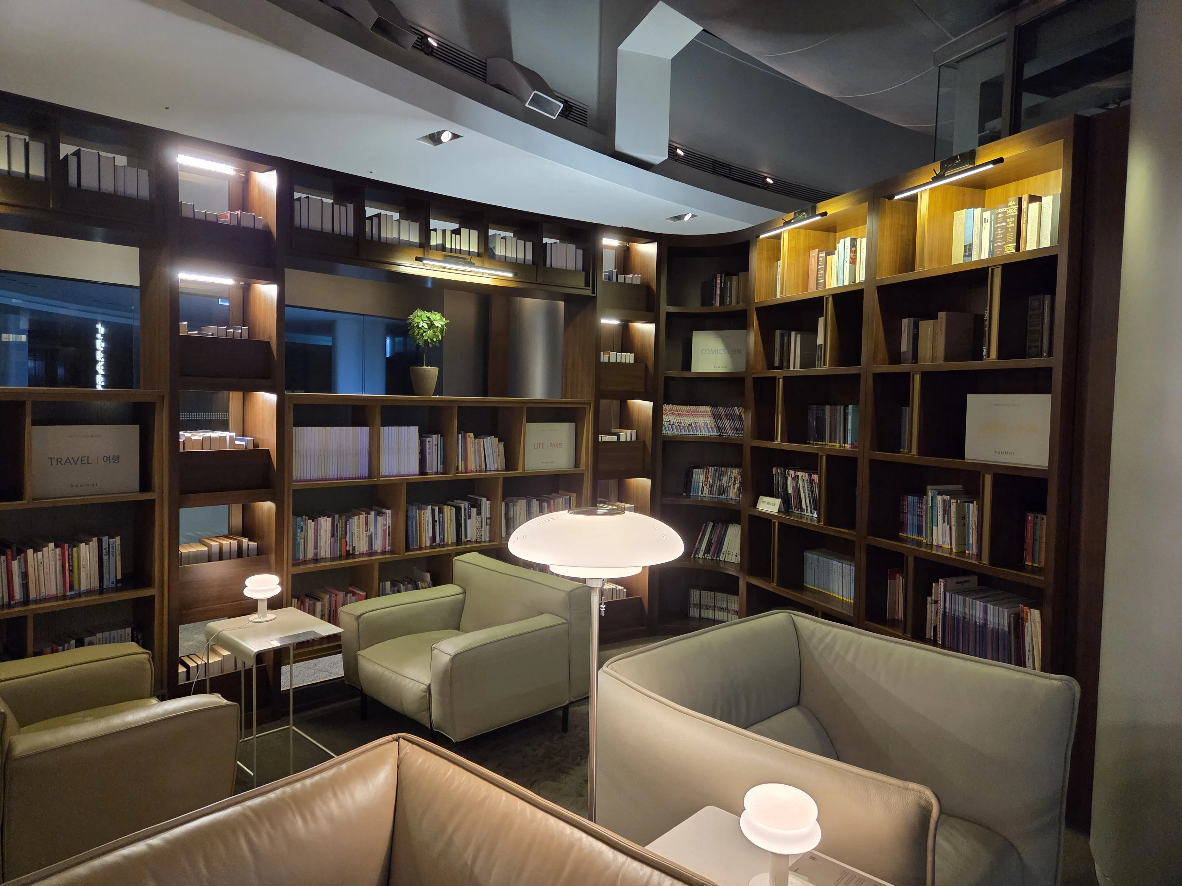 라이브러리 내부 책장 소파 간접 조명